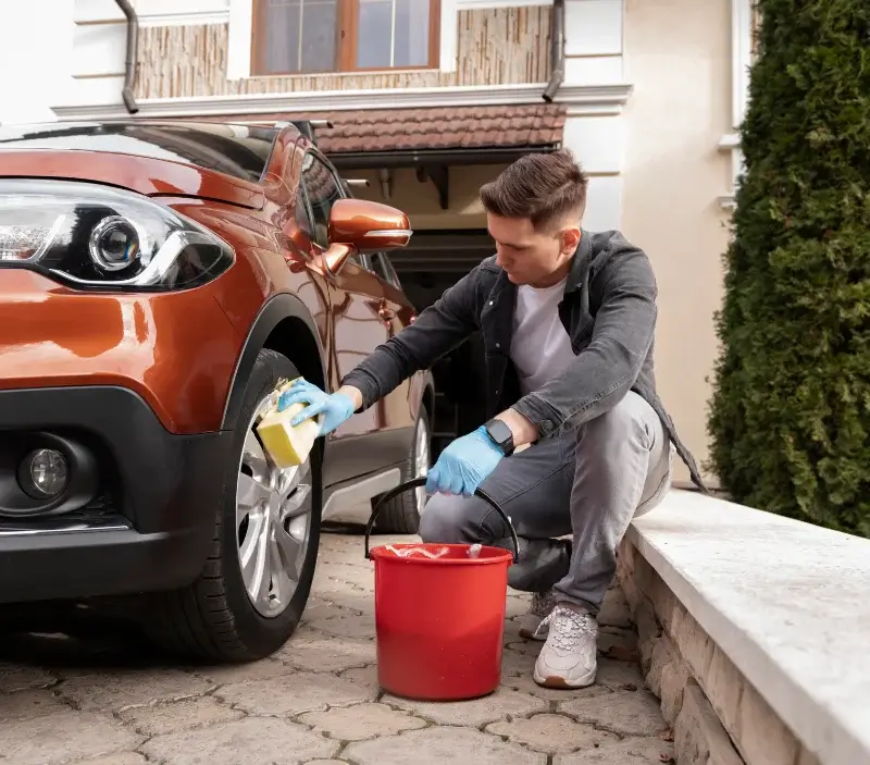 Lavage auto à domicile Albiez-Montrond : professionnel intervenant sur un véhicule